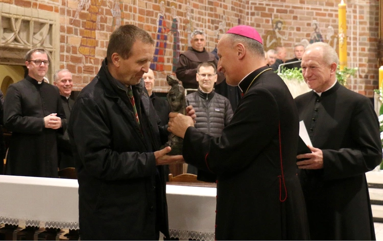Statuetkę wręczył doktorowi Robertowi Wiraszce bp. Marek Solarczyk.