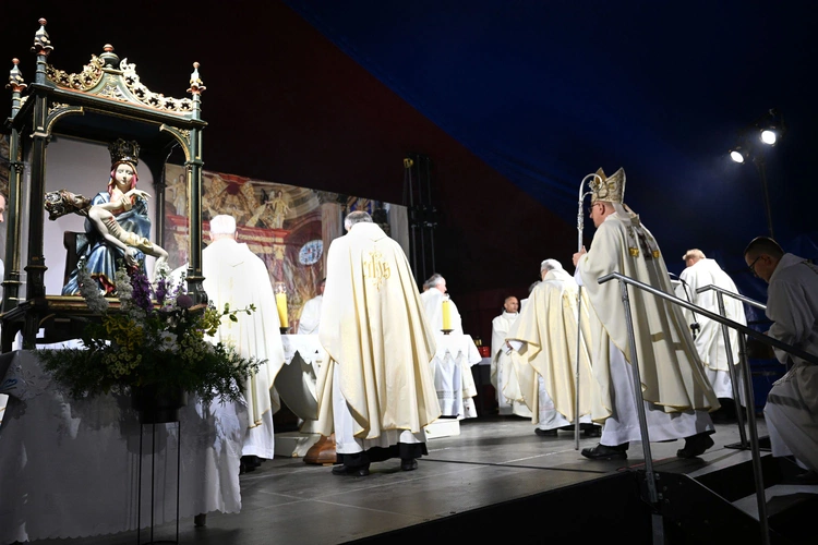 Pielgrzymka Żywego Różańca w Skrzatuszu