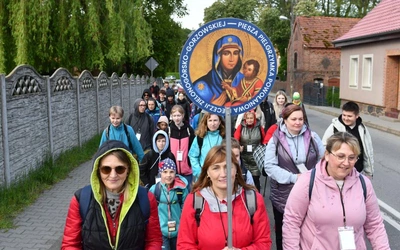 Prawie 300 uczestników pieszej pielgrzymki powołaniowej z Paradyża do Rokitna