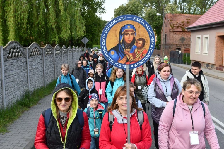 Prawie 300 uczestników pieszej pielgrzymki powołaniowej z Paradyża do Rokitna