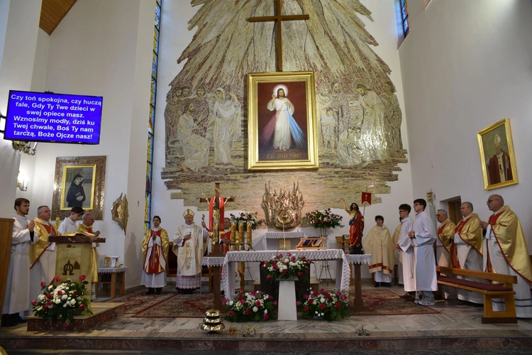 Nowe witraże w Jurkowie k. Czchowa