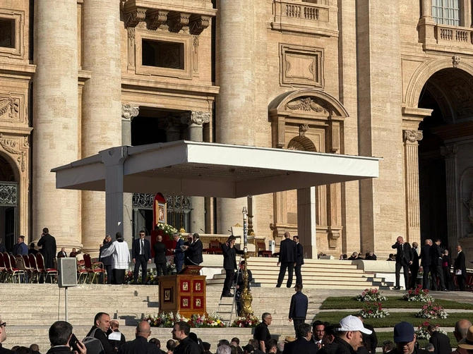 Oczekiwanie na mszę inauguracyjną pontyfikat Leona XIV