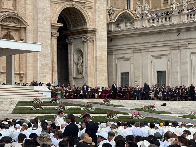 Oczekiwanie na mszę inauguracyjną pontyfikat Leona XIV