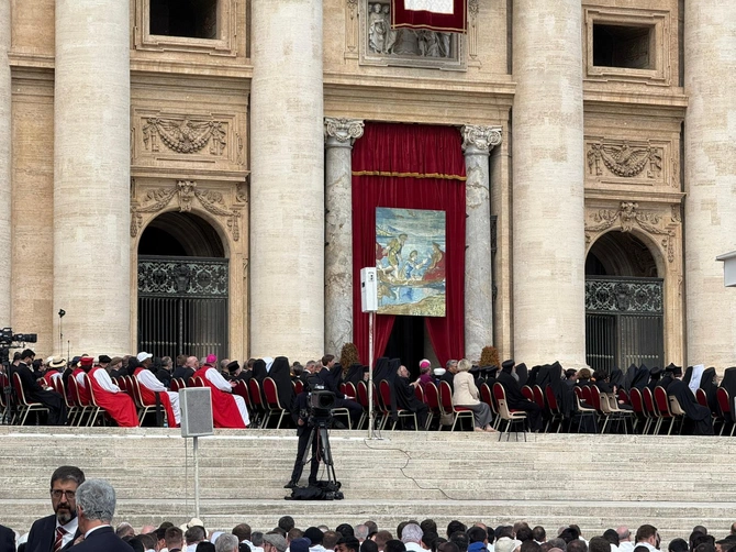 Oczekiwanie na mszę inauguracyjną pontyfikat Leona XIV