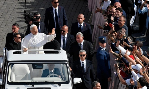 Papież przejechał papamobile wśród wiernych przed inauguracją