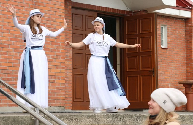 Lednicki fishmob dla papieża Polaka