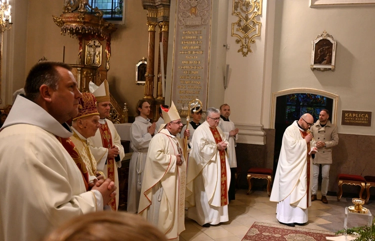 Pielgrzymka modlących się za kapłanów