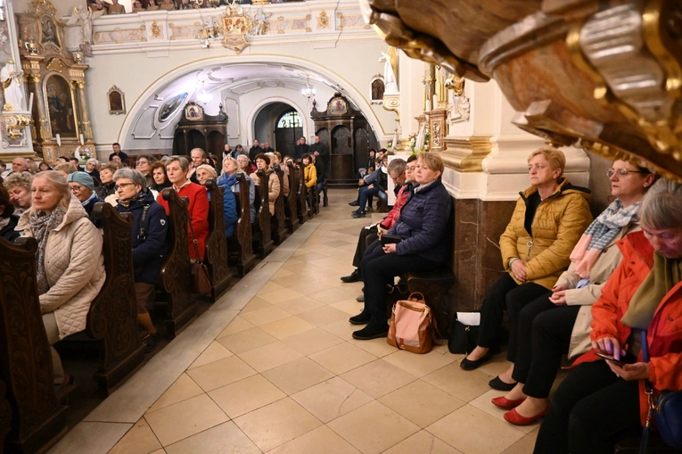 Pielgrzymka modlących się za kapłanów