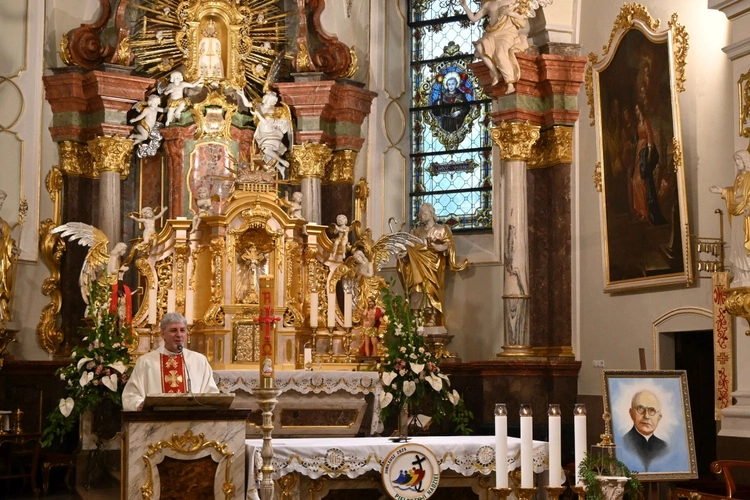 Pielgrzymka modlących się za kapłanów