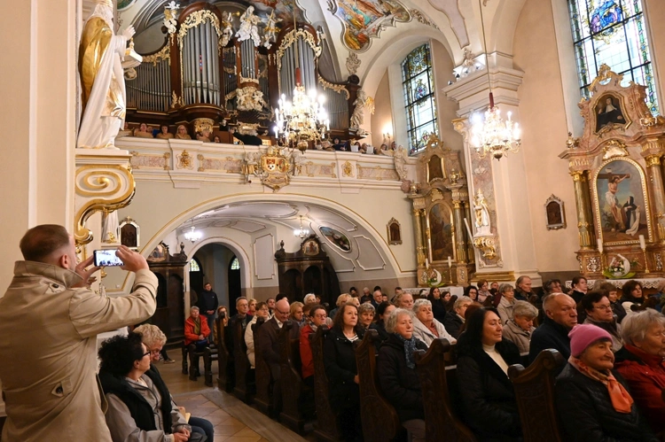 Pielgrzymka modlących się za kapłanów