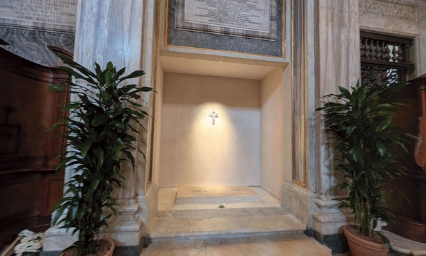 Grób Franciszka znajduje się w bazylice Santa Maria Maggiore,  gdzie papież często modlił się przed cudowną ikoną Matki Bożej Ocalenia Ludu Rzymskiego