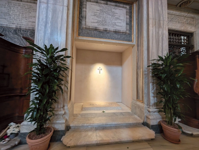 Grób Franciszka znajduje się w bazylice Santa Maria Maggiore,  gdzie papież często modlił się przed cudowną ikoną Matki Bożej Ocalenia Ludu Rzymskiego