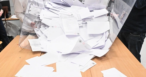 Trwa liczenie głosów. Znane są wyniki z 90 proc obwodów