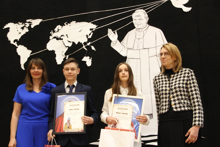 Zabawa. Wręczenie nagród w konkursie "Jan Paweł II - pielgrzym nadziei"