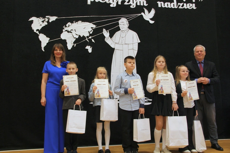 Zabawa. Wręczenie nagród w konkursie "Jan Paweł II - pielgrzym nadziei"