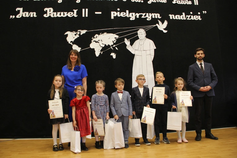 Zabawa. Wręczenie nagród w konkursie "Jan Paweł II - pielgrzym nadziei"