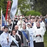 Po Eucharystii na ulice parafii wyruszyła procesja różańcowa. 