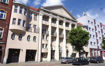   Kino Roma znajduje się przy ul. Padlew- skiego 4.