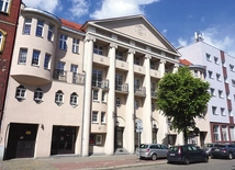   Kino Roma znajduje się przy ul. Padlew- skiego 4.