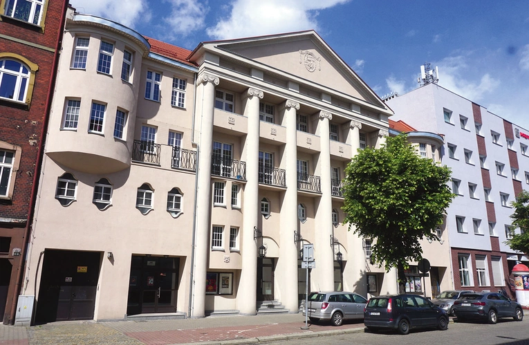   Kino Roma znajduje się przy ul. Padlew- skiego 4.