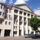   Kino Roma znajduje się przy ul. Padlew- skiego 4.