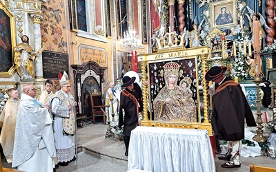  Bp Antoni Długosz przed wizerunkiem Pani Ziemi Żywieckiej 13 maja.