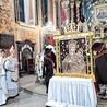  Bp Antoni Długosz przed wizerunkiem Pani Ziemi Żywieckiej 13 maja.