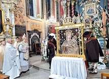  Bp Antoni Długosz przed wizerunkiem Pani Ziemi Żywieckiej 13 maja.