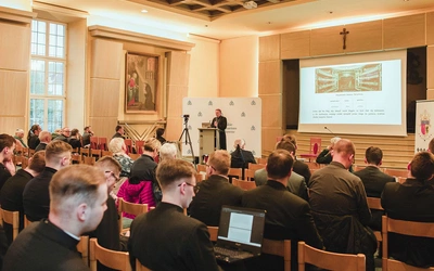 Konferencja planowana była jako trójgłos. Niestety, wykład dr. hab. Janusza Trupindy „Dwie gdańskie katedry – o materialnym dziedzictwie Kościoła” nie odbył się z przyczyn niezależnych od organizatorów. 