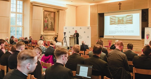 Konferencja planowana była jako trójgłos. Niestety, wykład dr. hab. Janusza Trupindy „Dwie gdańskie katedry – o materialnym dziedzictwie Kościoła” nie odbył się z przyczyn niezależnych od organizatorów. 