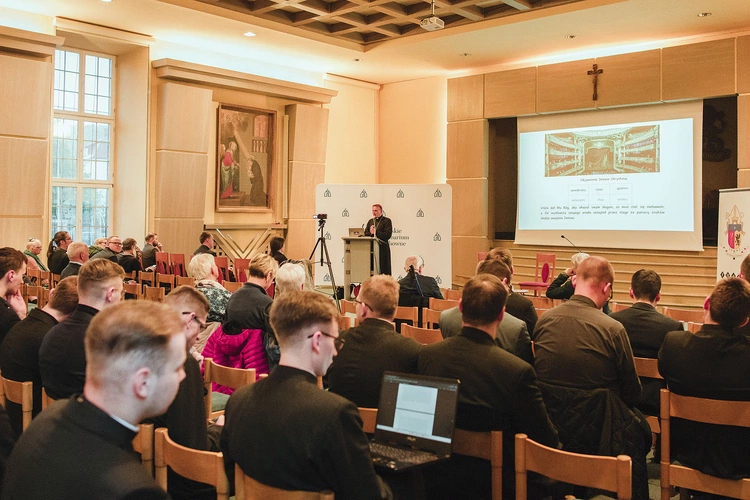 Konferencja planowana była jako trójgłos. Niestety, wykład dr. hab. Janusza Trupindy „Dwie gdańskie katedry – o materialnym dziedzictwie Kościoła” nie odbył się z przyczyn niezależnych od organizatorów. 