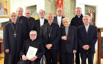  Księża uhonorowani tytułem kapelana Jego Świątobliwości z biskupami Sławomirem Oderem i Andrzejem Iwaneckim. 