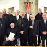  Księża uhonorowani tytułem kapelana Jego Świątobliwości z biskupami Sławomirem Oderem i Andrzejem Iwaneckim. 