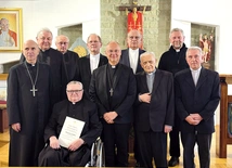  Księża uhonorowani tytułem kapelana Jego Świątobliwości z biskupami Sławomirem Oderem i Andrzejem Iwaneckim. 