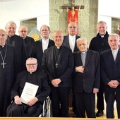  Księża uhonorowani tytułem kapelana Jego Świątobliwości z biskupami Sławomirem Oderem i Andrzejem Iwaneckim. 