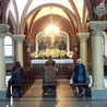 Adoracja odbywa się  od 8.30 do 18.00, a w niedziele  od ok. 14.00.  