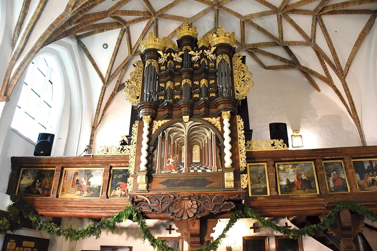  Instrument znajdujący się w kaplicy od strony zachodniej został zbudowany w 1710 r. przez znakomitego gdańskiego organmistrza Andreasa Hildebrandta.
