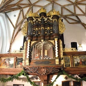  Instrument znajdujący się w kaplicy od strony zachodniej został zbudowany w 1710 r. przez znakomitego gdańskiego organmistrza Andreasa Hildebrandta.