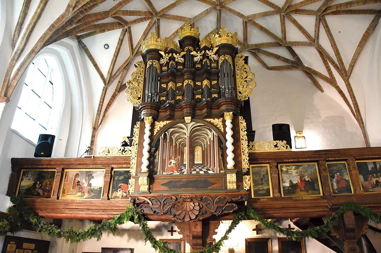  Instrument znajdujący się w kaplicy od strony zachodniej został zbudowany w 1710 r. przez znakomitego gdańskiego organmistrza Andreasa Hildebrandta.