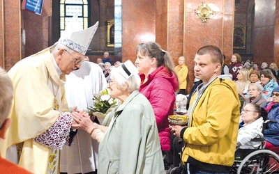 – Bądźmy  bogaci w nadzieję, aby w sposób wiarygodny i przekonujący dawać świadectwo  wiary i miłości, które nosimy w naszych sercach – mówił do pielgrzymów abp Wiktor Skworc.