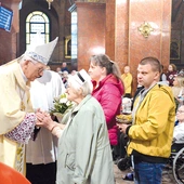 – Bądźmy  bogaci w nadzieję, aby w sposób wiarygodny i przekonujący dawać świadectwo  wiary i miłości, które nosimy w naszych sercach – mówił do pielgrzymów abp Wiktor Skworc.