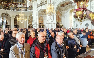 Mężczyźni też potrzebują wspólnoty i umocnienia w codziennym życiu. 