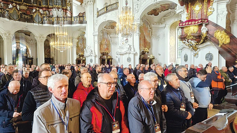 Mężczyźni też potrzebują wspólnoty i umocnienia w codziennym życiu. 