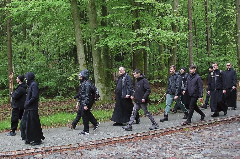 Pielgrzymi pokonali pieszo blisko 45 kilometrów przez dwa dni.