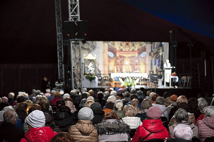  Wszystko odbywało się w namiocie na placu pielgrzymkowym.   