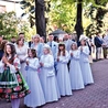 W parafiach na terenie Księstwa Łowickiego niektóre dziewczęta przystępują do sakramentu w strojach ludowych.