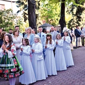 W parafiach na terenie Księstwa Łowickiego niektóre dziewczęta przystępują do sakramentu w strojach ludowych.