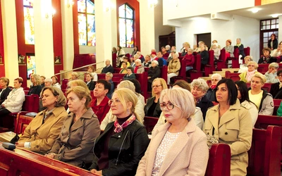 Pracownice służby zdrowia rozpoczęły świętowanie  Mszą Świętą w kościele św. Kazimierza. 