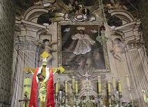 Na czas konserwacji ołtarza i wizerunku maryjnego w prezbiterium kościoła wstawiono wielką, przedstawiającą je, planszę fotograficzną w skali 1:1.