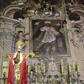 Na czas konserwacji ołtarza i wizerunku maryjnego w prezbiterium kościoła wstawiono wielką, przedstawiającą je, planszę fotograficzną w skali 1:1.